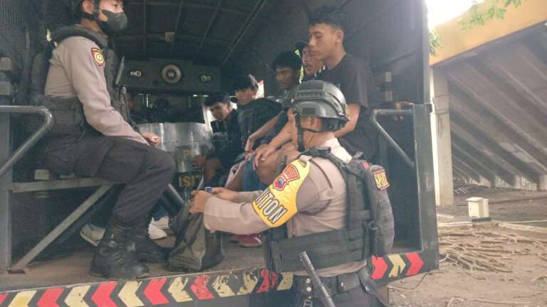 Nekat Bawa Miras, Puluhan Suporter PSS Sleman Diamankan Polisi di Area Stadion Manahan Solo