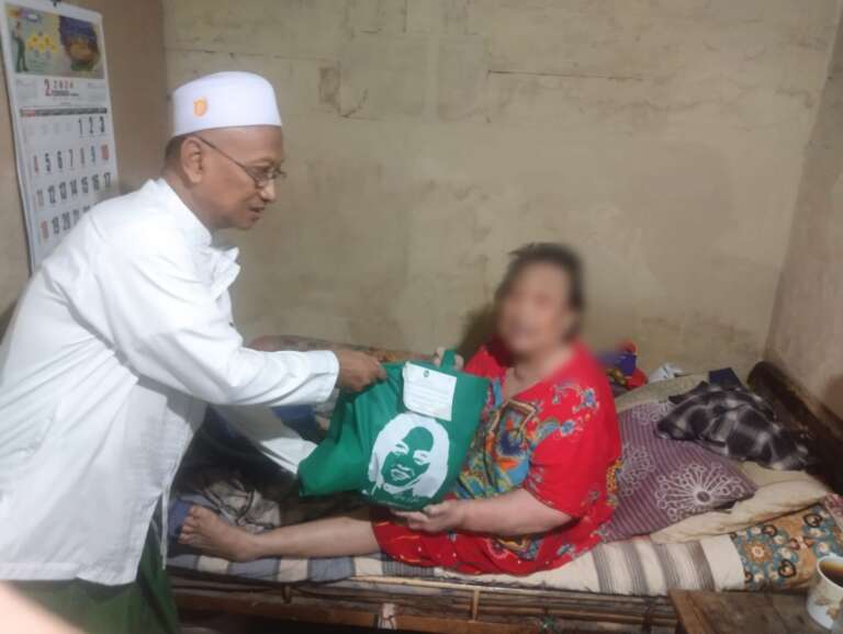 Gandeng Yayasan Makam Raden Santri, Gus Lilur Istiqomah Bagikan Paket Sembako pada Lansia Hingga PKL di Gresik
