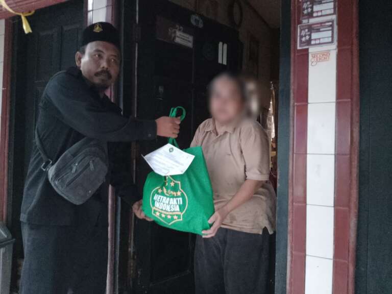 Lagi, Pengusaha Nyentrik Gus Lilur NBI Bagikan Sembako Pada Para Dhuafa di Gresik