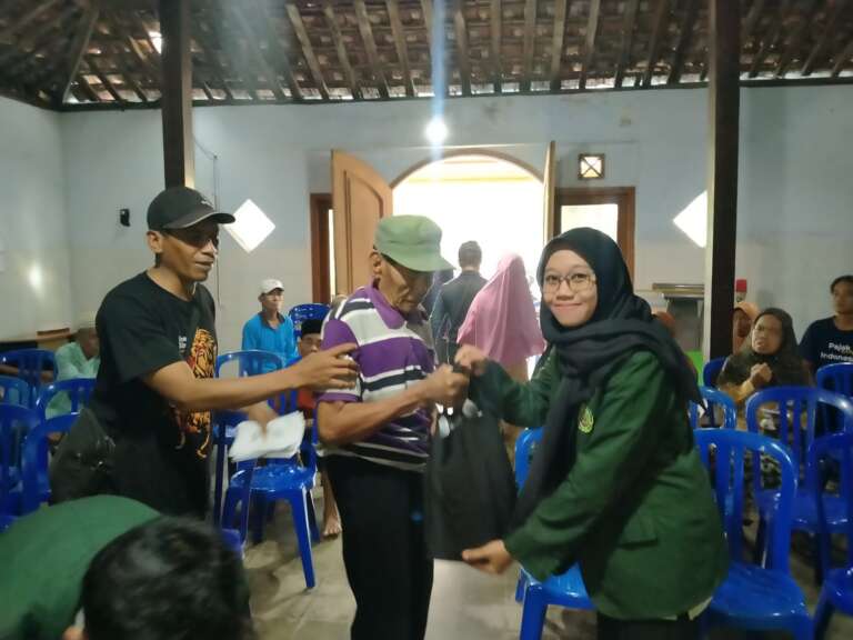 Peduli, Mahasiswa Insuri Bagikan Beras Untuk Warga Ronosentanan