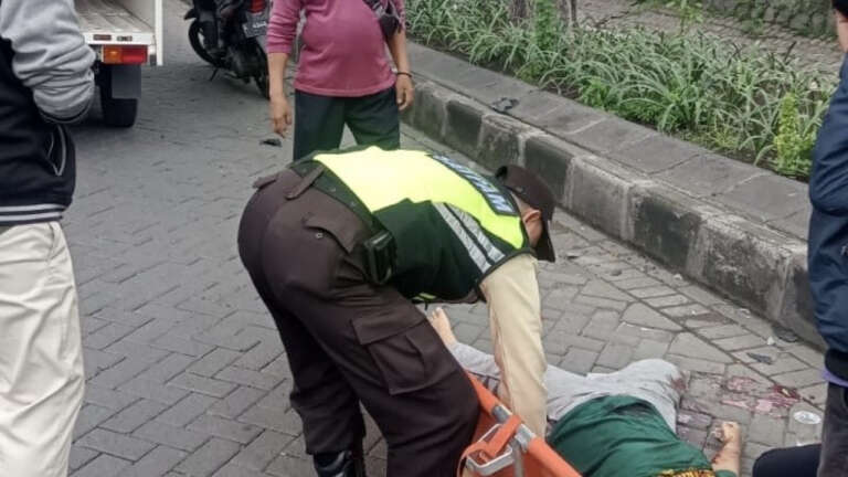 Pemotor Tewas Tertimpa Pohon Tumbang, Begini Respon Kadis DLH Surabaya