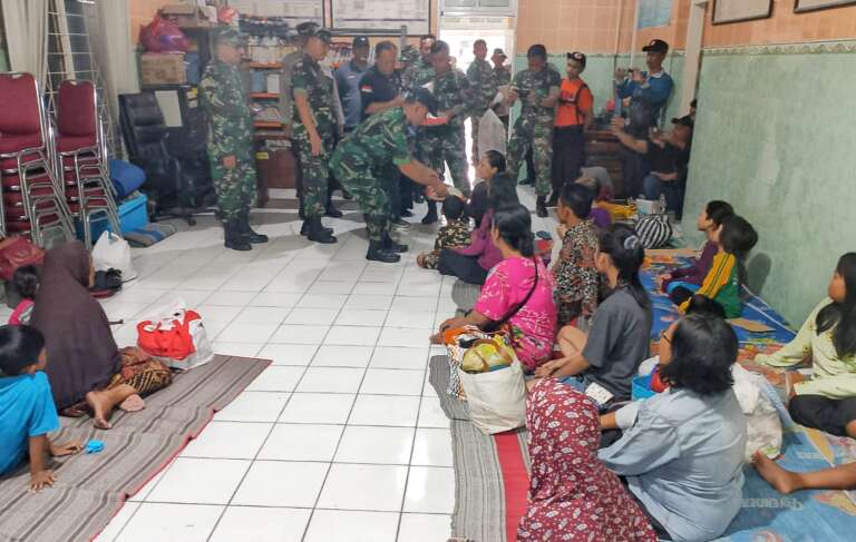 Bantu Pengungsi Korban Banjir Madiun, Danrem 081/DSJ: Semoga Hari Ini Air Surut!