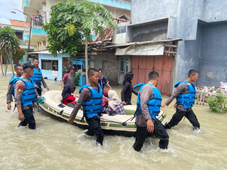 Puluhan Desa Terendam Banjir, Polres Demak Evakuasi Korban Terdampak