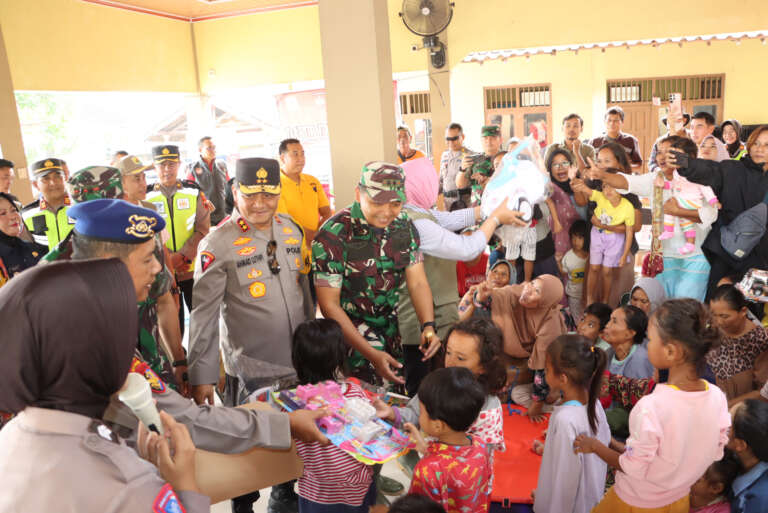 Peduli Korban Banjir Grobogan, Kapolda Jateng dan Pangdam Diponegoro Kunjungi Lokasi Pengungsian