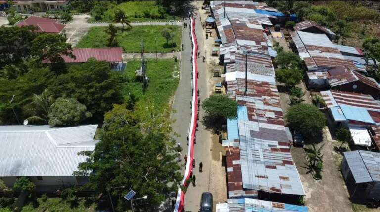 Tanamkan Nasionalisme, Satgas Yonif 122/TS Kibarkan Bendera Merah Putih Sepanjang 1 Km di Perbatasan Indonesia-PNG