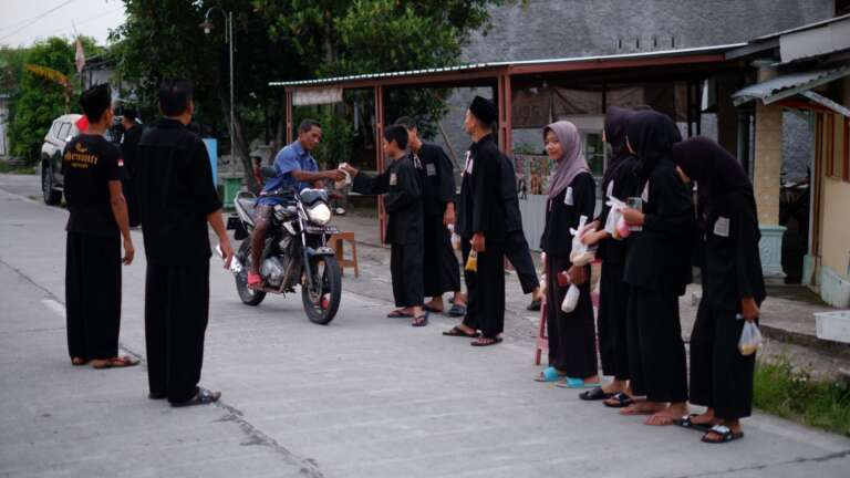 Raih Berkah di Bulan Ramadan, Pesilat PSHT di Sragen Bagi-Bagi Takjil