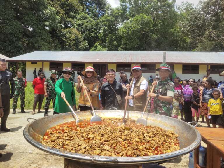 Bangkitkan Kemanunggalan TNI-Rakyat, Pangdam XVIII/Kasuari Hariri Demo Masak “Kuali Merah Putih”