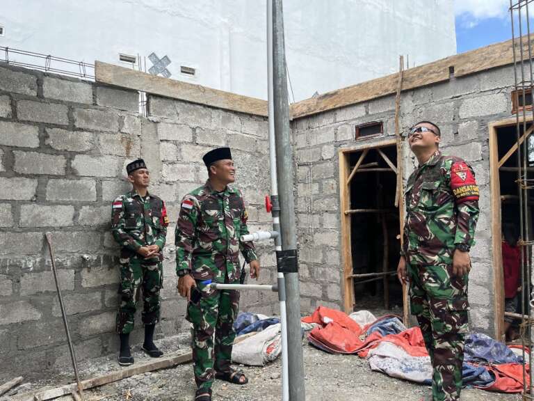 Peduli, Satgas Yonkav 6/NK Bangun Kamar Mandi di Masjid Perbatasan Indonesia-Timor Leste