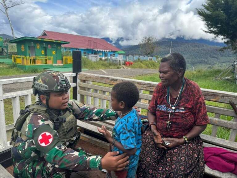 Ketulusan Hati Dokter Satgas Yonif 509/BY Berikan Layanan Kesehatan Mama Papua