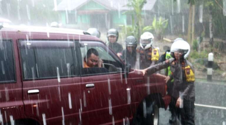 Pantau Langsung Arus Balik, Kapolres Purbalingga Tak Segan Bantu Dorong Mobil Mogok Meski Hujan Deras