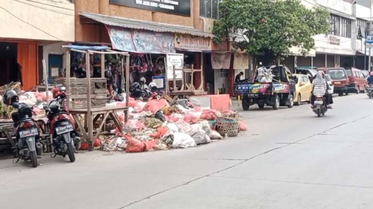 Sudah Bayar Iuran, Pedagang Pasar Cikarang Mengeluh Sampah Dibiarkan Menumpuk Selama 2 Bulan