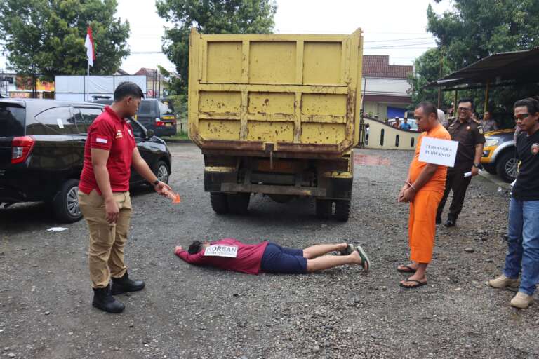 Polres PurbaIingga Lakukan Rekonstruksi Kasus Pembunuhan Sopir Truk Sungai Serayu