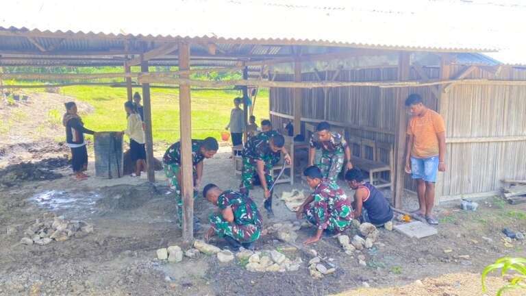 Inilah Aksi Satgas Yonif 742/SWY Pos Nananoe Bantu Optimasi Infrastruktur Pendidikan di Perbatasan