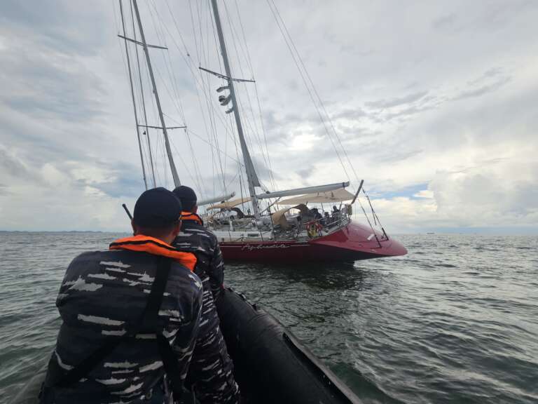 KRI Lepu-861 Lakukan Pengamanan Terhadap Kapal Yacht Miring Terkena Karang