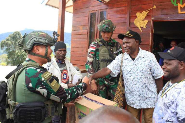 Rangkul Masyarakat Kampung Basemba, Satgas Yonif 509 Kostrad Lakukan Hal Ini