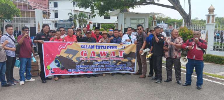 Terkesan Tidak Transparan, Puluhan Masa Gabungan Wartawan Terzolimi Berunjuk Rasa Di Kantor Bupati Rohul