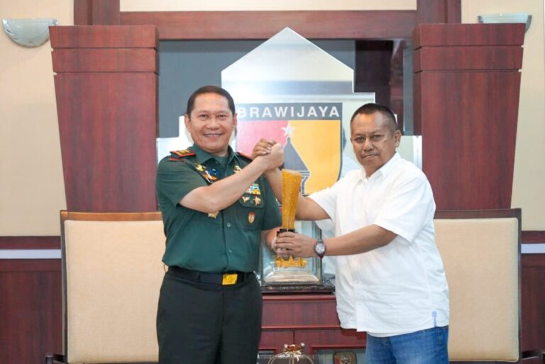 Mayjen TNI Rafael Granada Baay Terima Penghargaan Prapanca Award dari PWI Jatim