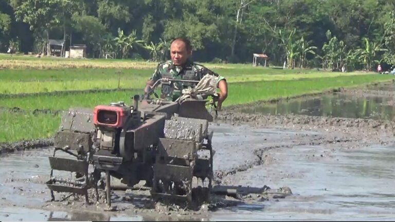 Alami Terlambat Tanam, Danrem 081/DSJ Sebut Petani Desa Gunungan Butuh Dua Hal Ini