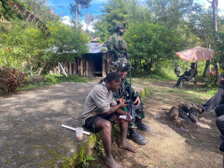 TK J2 Sambangi dan Berikan Bantuan Masyarakat Papua, Lettu Inf Fardhana: Bentuk Kepedulian TNI!