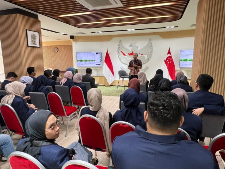 Kunjungi KBRI Singapura, Mahasiswa IPB University Diskusi Potensi Agribisnis Indonesia-Singapura