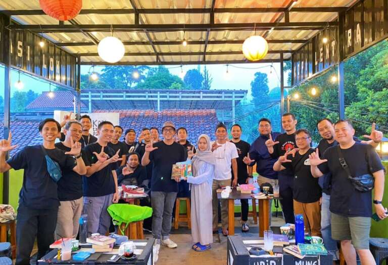 Aksi Literasi DPLK Riders, Dari Menjelajah Curug Nangka Hingga Donasi Taman Baca