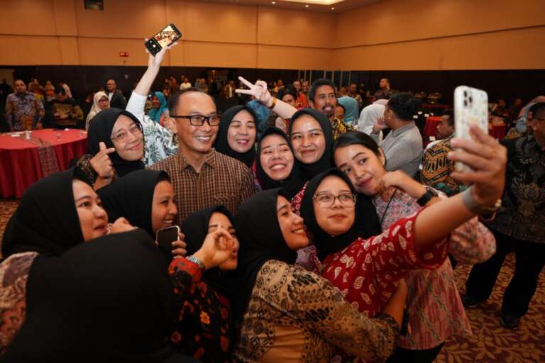 Prof Zudan Tinggalkan Sulbar dan Jadi Pj Gubernur Sulsel, Prosesi Pamitan Penuh Haru dan Isak Tangis