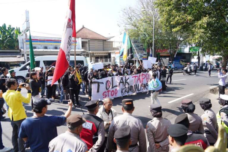 Aliansi Pemuda Lumajang Bergerak Ngelurug DPRD Lumajang: TAPERA Adalah Tabungan Pemerasan Rakyat!
