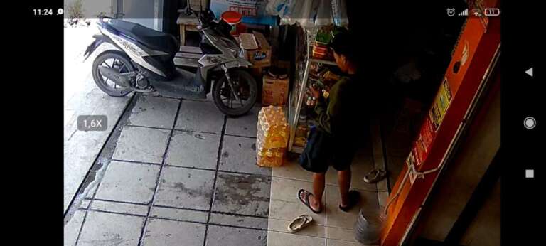 Terpantau CCTV, Dua Remaja Curi 2 Pack Minyak Goreng di Warung Kampung Pelaukan Bekasi