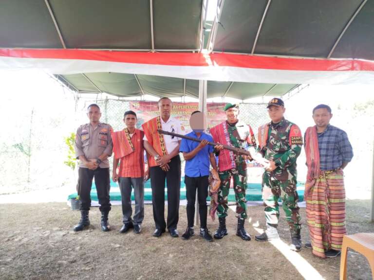 Berkat Komsos Dialogis, Warga Perbatasan Serahkan Senpi Secara Sukarela Pada Satgas Yonif 742/SWY