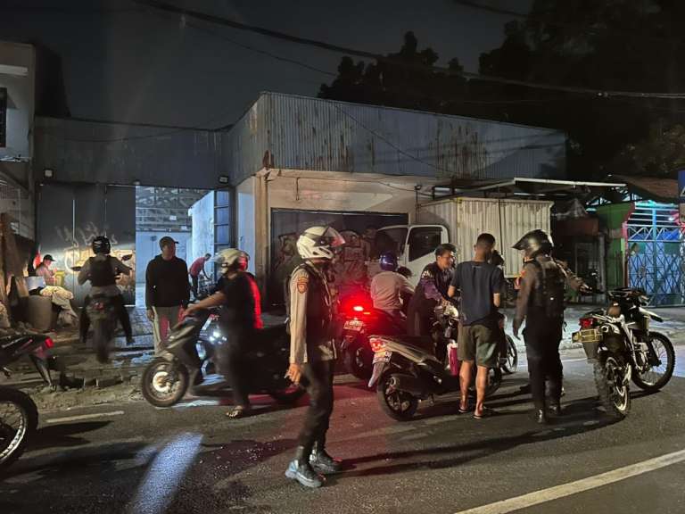 Gagalkan Tawuran Remaja, Polisi Amankan Golok Hingga Cocor Bebek di Kebon Jeruk