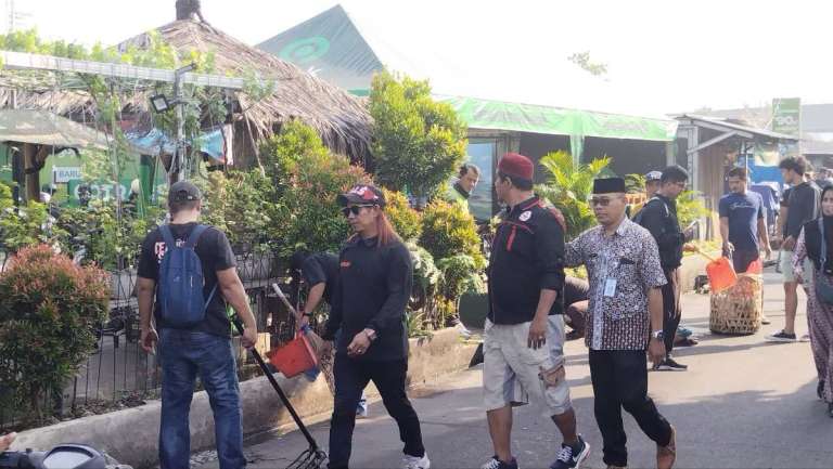 Sinergis Bersama Lurah Depok, Korlap Stater Lakukan Jumat Bersih di Area Stasiun