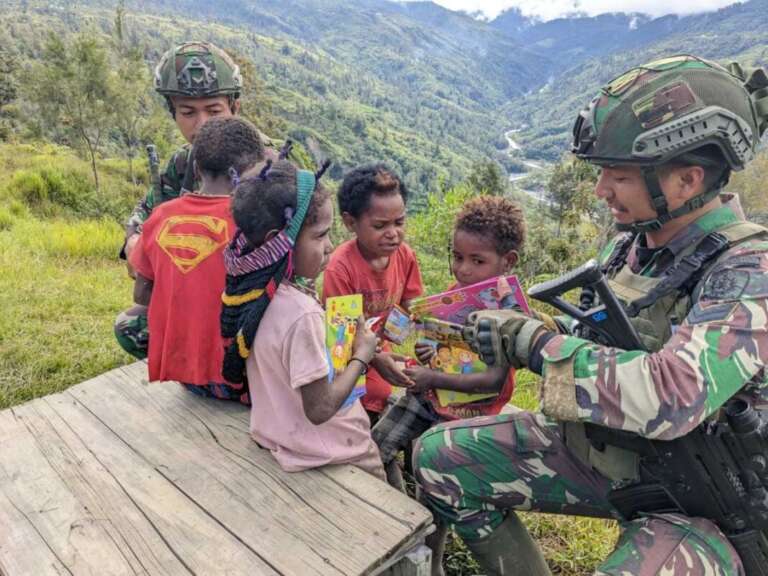Peduli Anak-Anak Papua, Inilah Yang Dilakukan Satgas Yonif 509/Kostrad