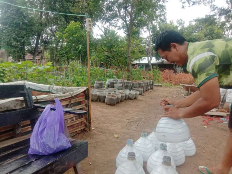 Bermodal Galon Bekas, Serda Adhi Kurniawan Sulap Lahan Tidur Jadi Produktif