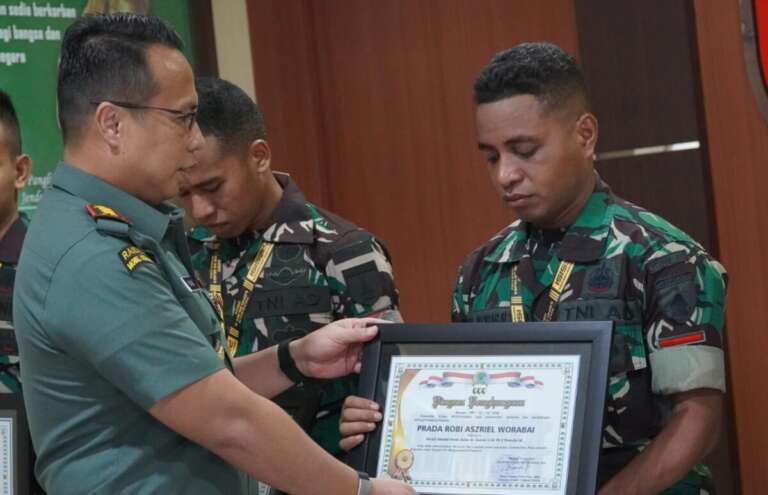 Danrem 081/DSJ Beri Penghargaan Prajurit Berprestasi