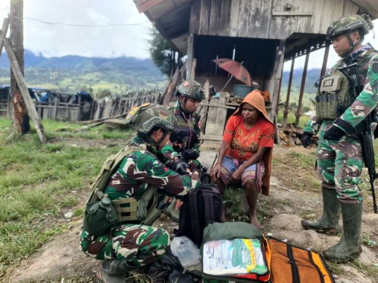 Bakti Pada Negeri, Yonif Mobile 323 Buaya Putih Berikan Pelayanan Kesehatan Hingga Ke Pelosok 