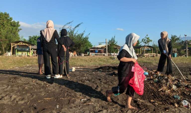 Ecobrick, Solusi Mahasiswa KKN UINSA Atasi Masalah Sampah Plastik di Pantai Bimo Banyuwangi