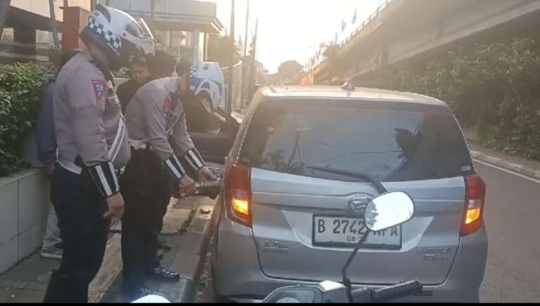 Polisi Peduli, Bantu Pengemudi Mogok Dengan Bensin Dari Kendaraan Dinas