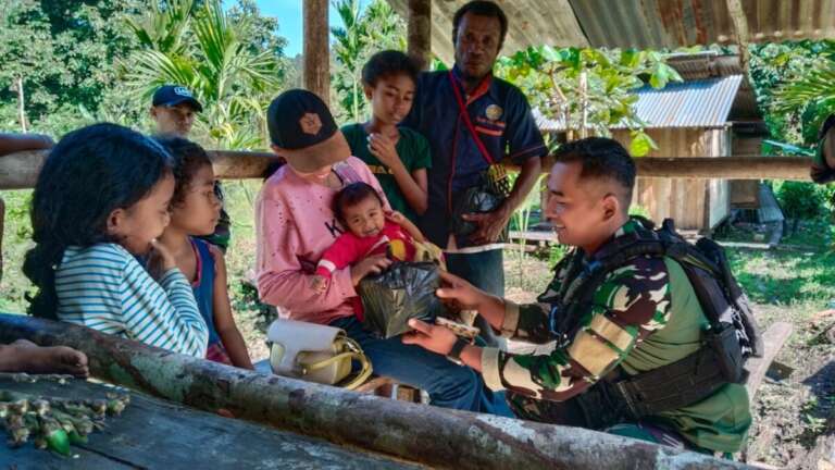 Menengok Aksi Humanis Satgas Yonif 122/Tombak Sakti Saat Kunjungi Kampung Uskuar Papua