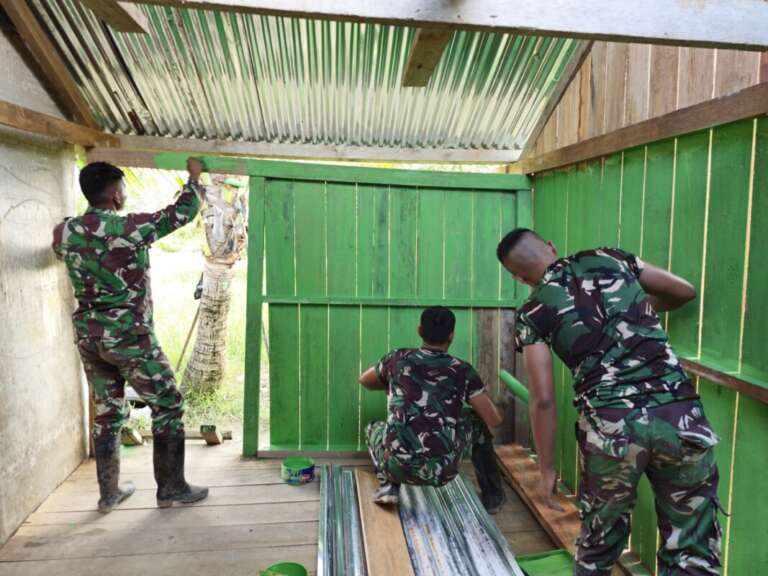 Satgas Yonif 122/Tombak Sakti Bangunkan Rumah Layak Huni Untuk Warga Kampung Swakarsa di Papua