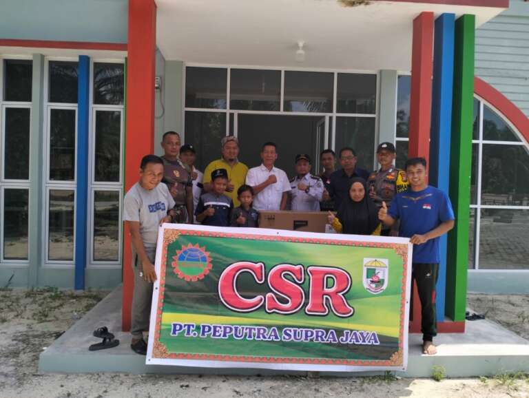 Peduli, Tim CSR PT PSJ Serahkan Bantuan Satu Unit AC ke Pustaka Desa Langkan