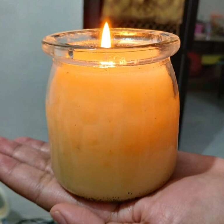 Mahasiswa KKN Ini Ajak Masyarakat Desa Ubah Minyak Jelantah Jadi Lilin Aromaterapi