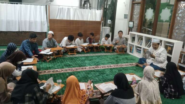 Ustadz Syarifuddin: “Guru Ngaji Kampung” Pencetus Ide Masjid Pesantren Masyarakat Asal Kebraon Surabaya