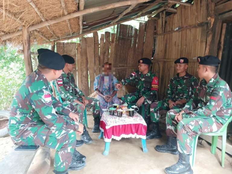 Berkat Pendekatan Humanis, Warga Perbatasan Indonesia-Timor Leste Serahkan Senjata Pada Satgas Yonkav 6/NK 