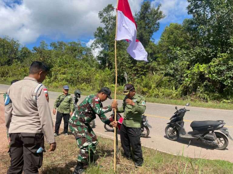 Aksi Kibarkan Bendera Merah Putih Serentak di Perbatasan Indonesia-Malaysia