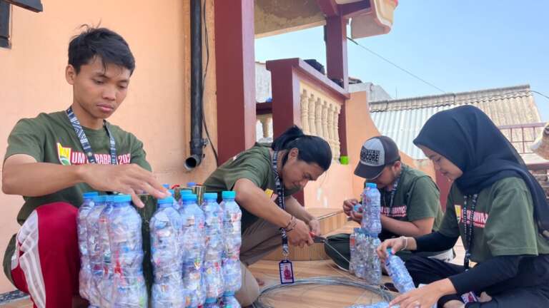 Atasi Masalah Sampah Plastik, Mahasiswa KKN UMSurabaya Ini Inisiasi Program Ecobrick