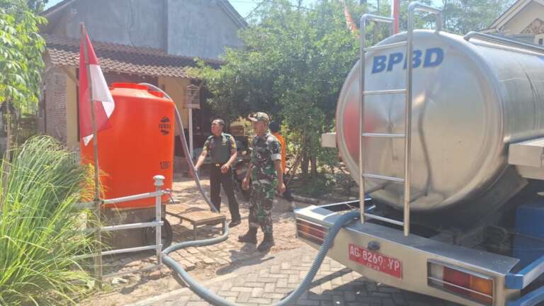 TNI dan BPBD Bersinergi Kirim Ribuan Liter Air Bersih Pada Warga Terdampak Kekeringan 