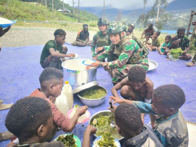 Ketika Yonif 323 Buaya Putih Makan Siang Bersama Masyarakat Pedalaman Papua
