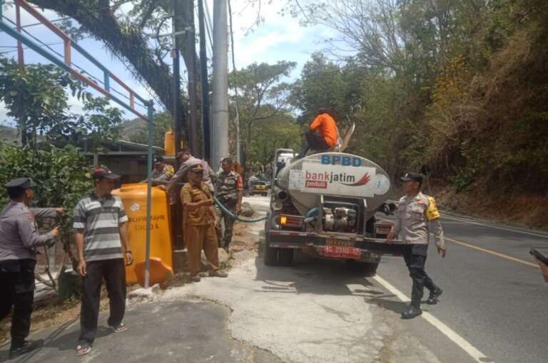 Desa Ini Alami Kekeringan, TNI-Polri dan BPBD Respon Cepat Kirim Air Bersih