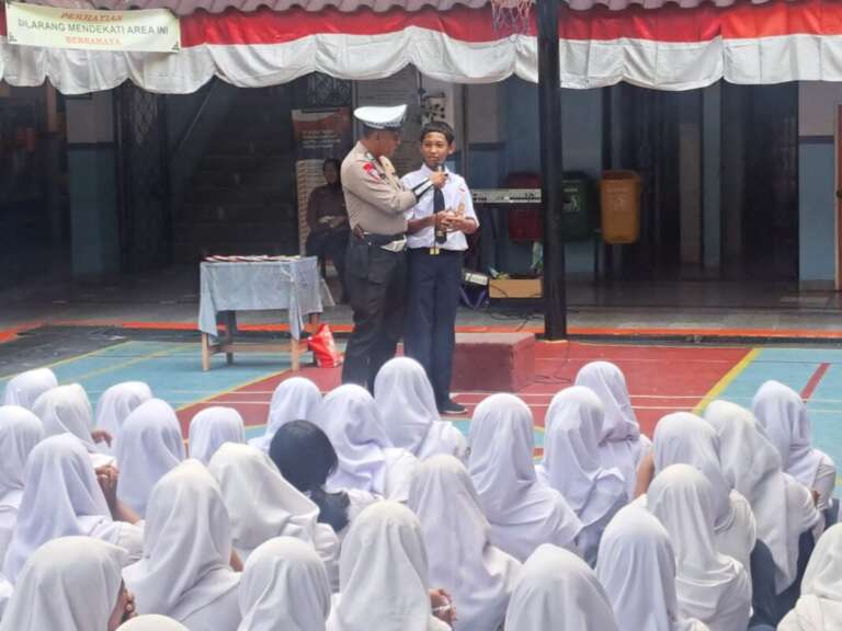 Kunjungi SMPN 130, Satlantas Polres Metro Jakarta Ajak Siswa Lakukan 3 Hal Ini