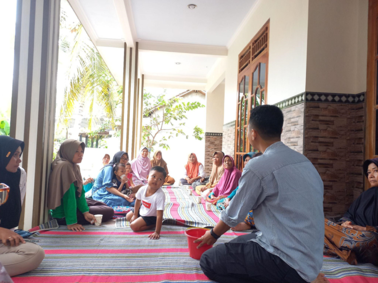 Peduli, UPN Veteran Jatim Bersama Tel-U Surabaya dan Yayasan Akta Bhumi Berikan Pendampingan Bank Sampah Bagi Warga Desa